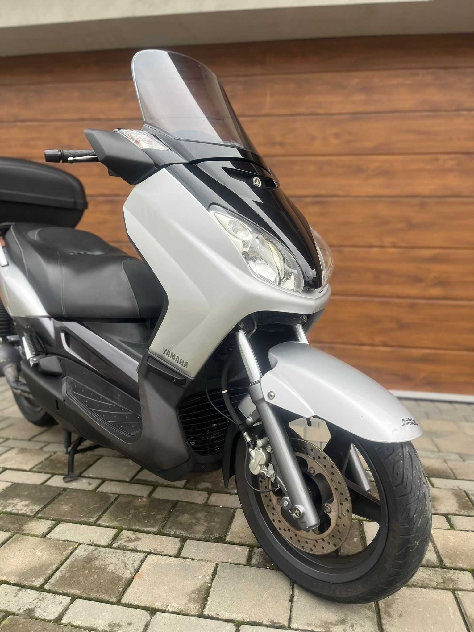 Yamaha Xmax 125 - se conduce cu B !