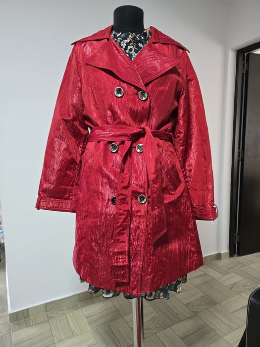 Trench rosu metalizat, inchidere dublu nasturi, cordon in talie;