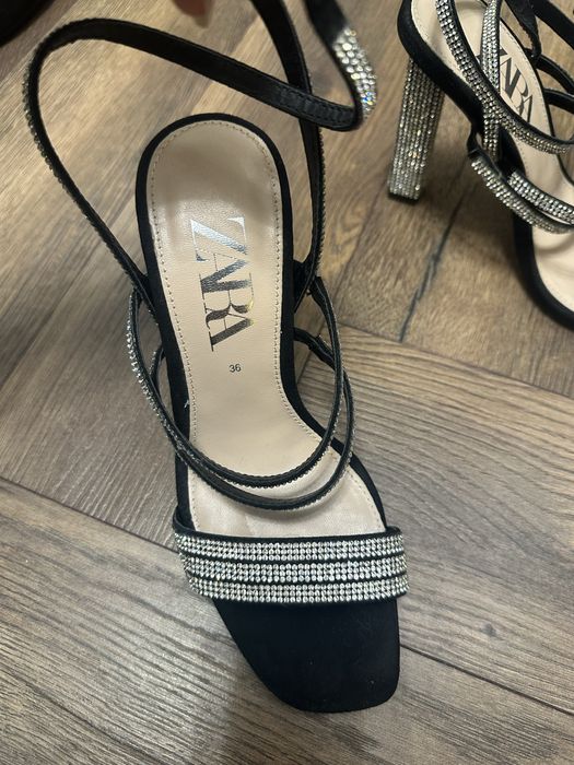 Sandale cu pietre Zara