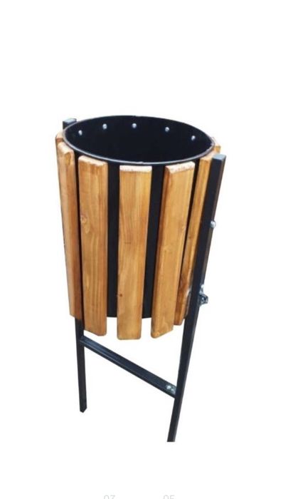 Bancă stradală și coșuri de gunoi rustice