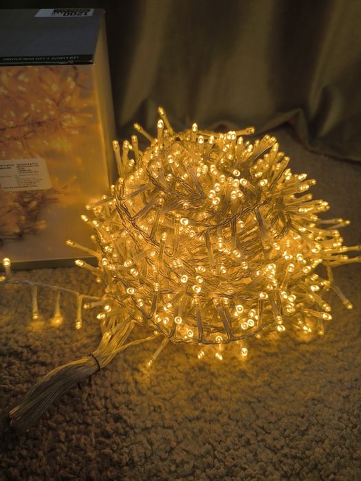 Instalație cu lumină caldă (1200 led-uri -24 m)