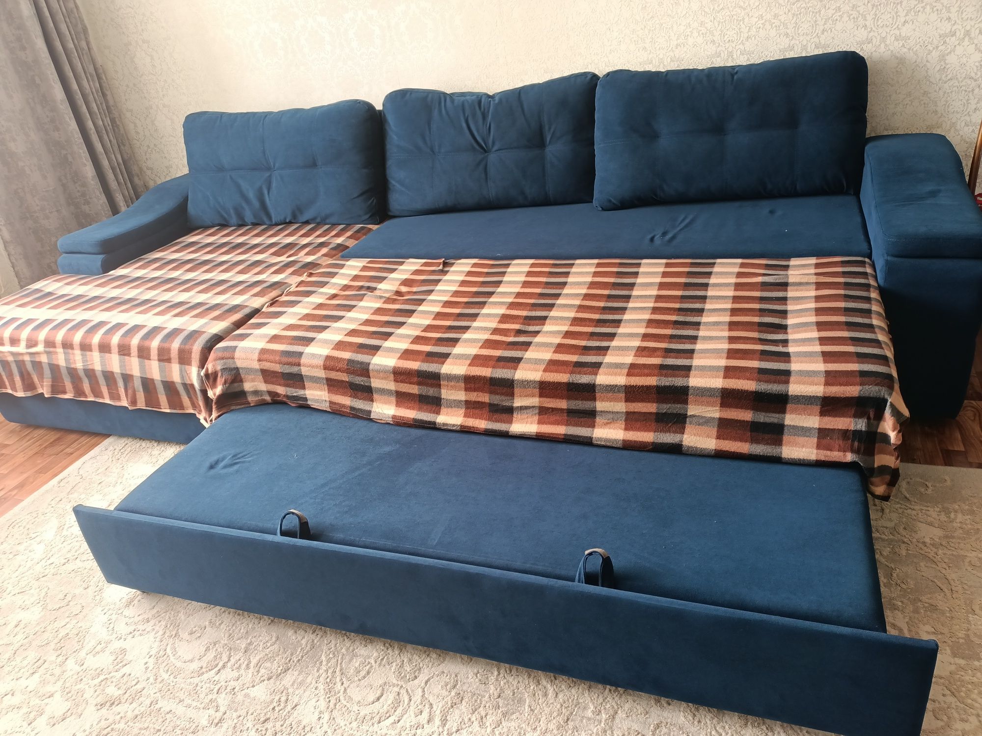 Продам диван в хорошем состоянии размер 3,50 на 2,50 торг уместен