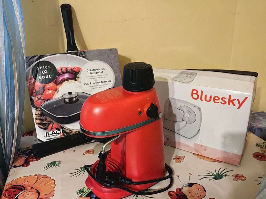 Set de masă, tigaie cu capac, feliator electric, tigaie cu capac