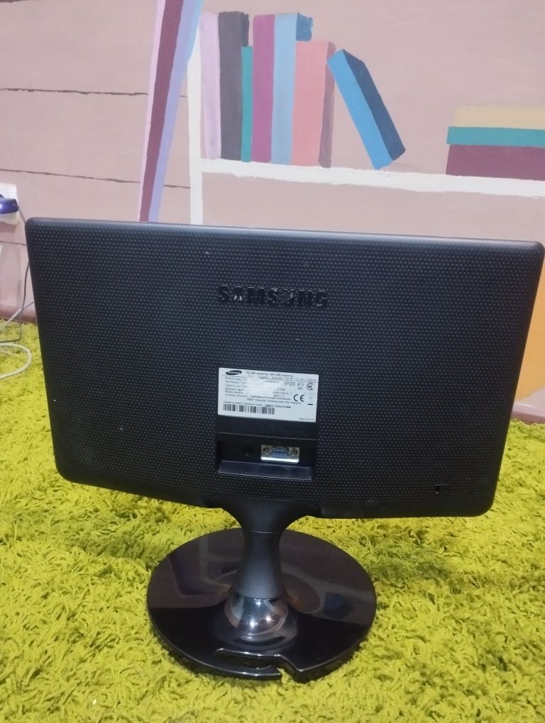 Продам монитор samsung  s19a100n