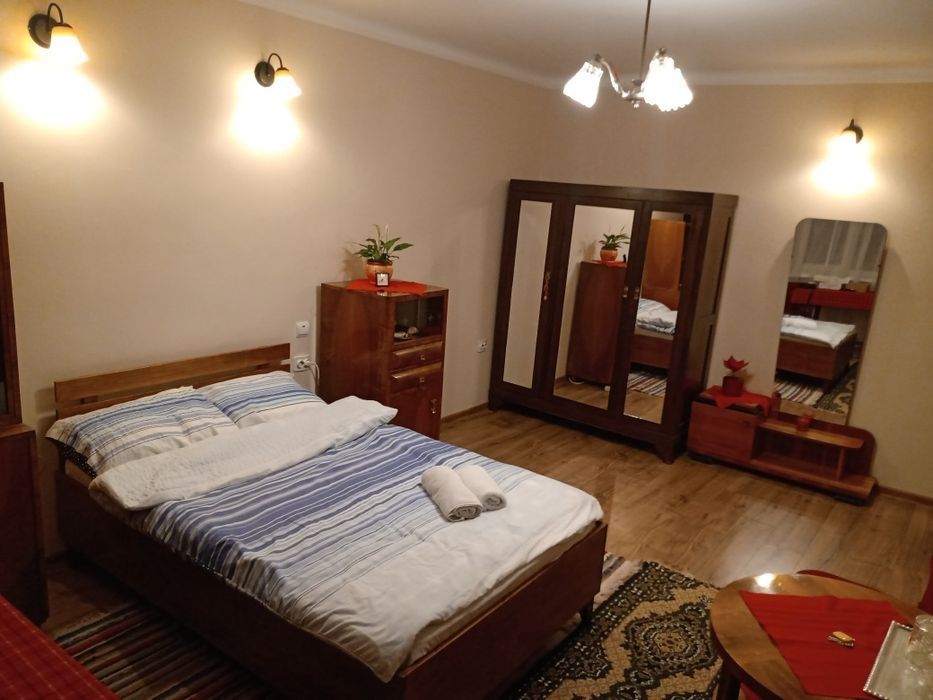 Închiriez în Regim hotelier zona teatrul de vară.