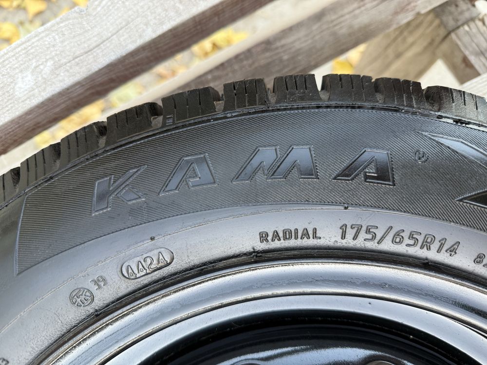 Продам зимние шины 175/65 R14 с диском