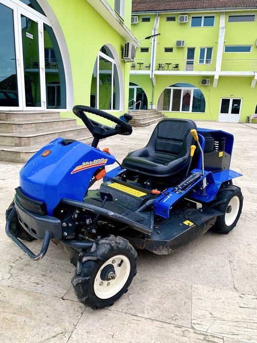 Tractoras de tuns iarba Iseki profesional destinat defrisarilor.