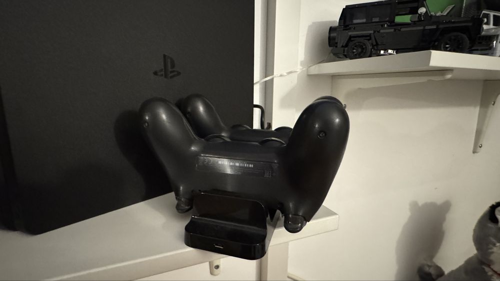 PlayStation 4 Slim + 2 controllere + stație încărcare + jocuri