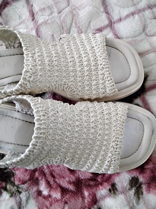 Sandale elegante și comode