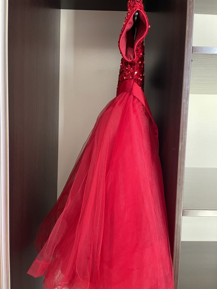 Красное платье на 8-9 лет