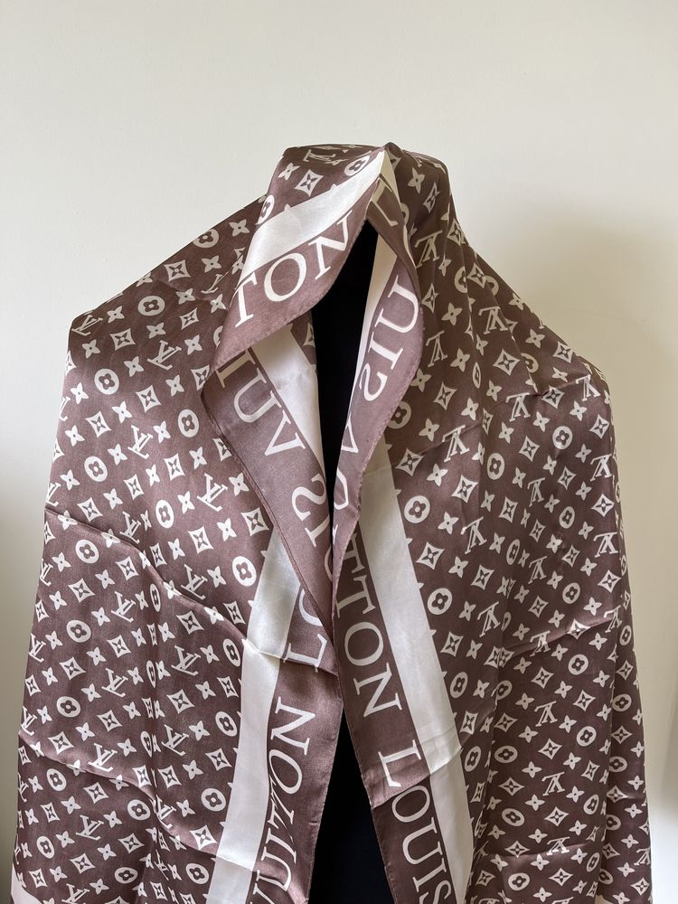Esarfa Louis Vuitton , impecabila