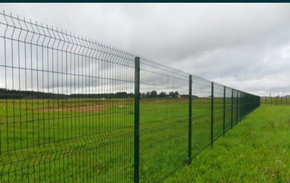Realizăm garduri din plasă bordurata verde