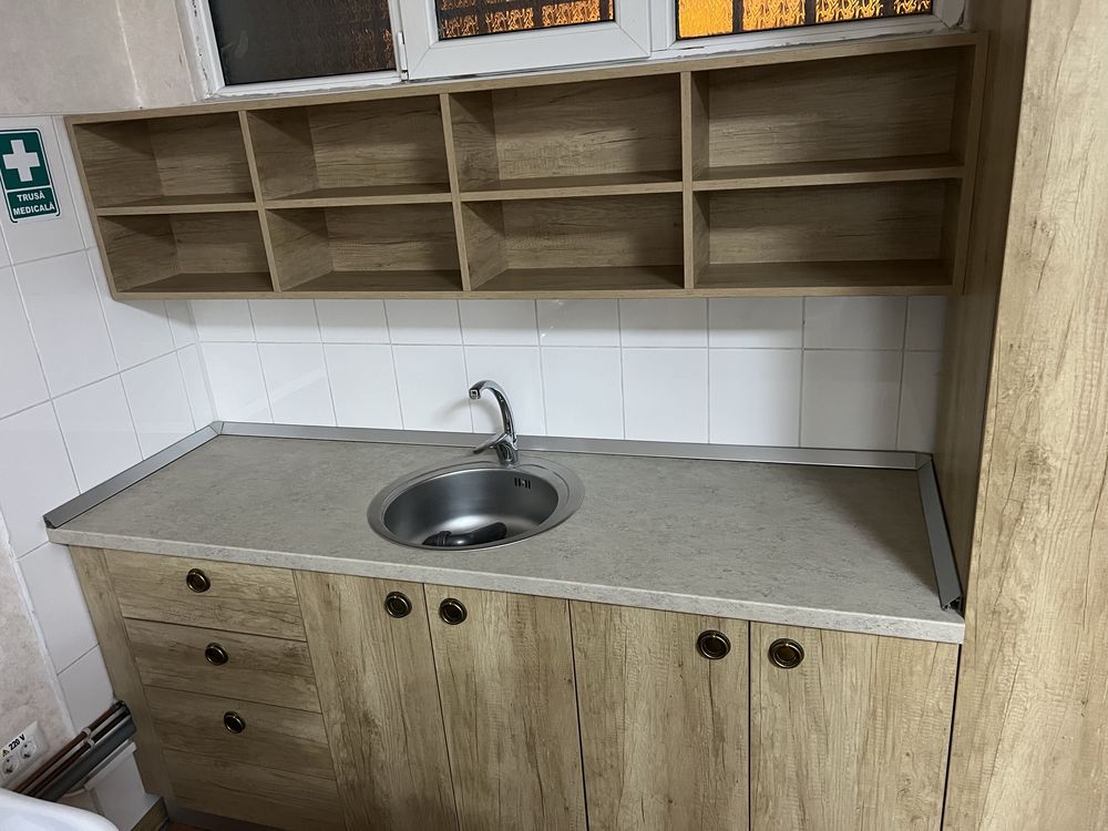 Vand scaune coafor, oglinzi si mobilier salon
