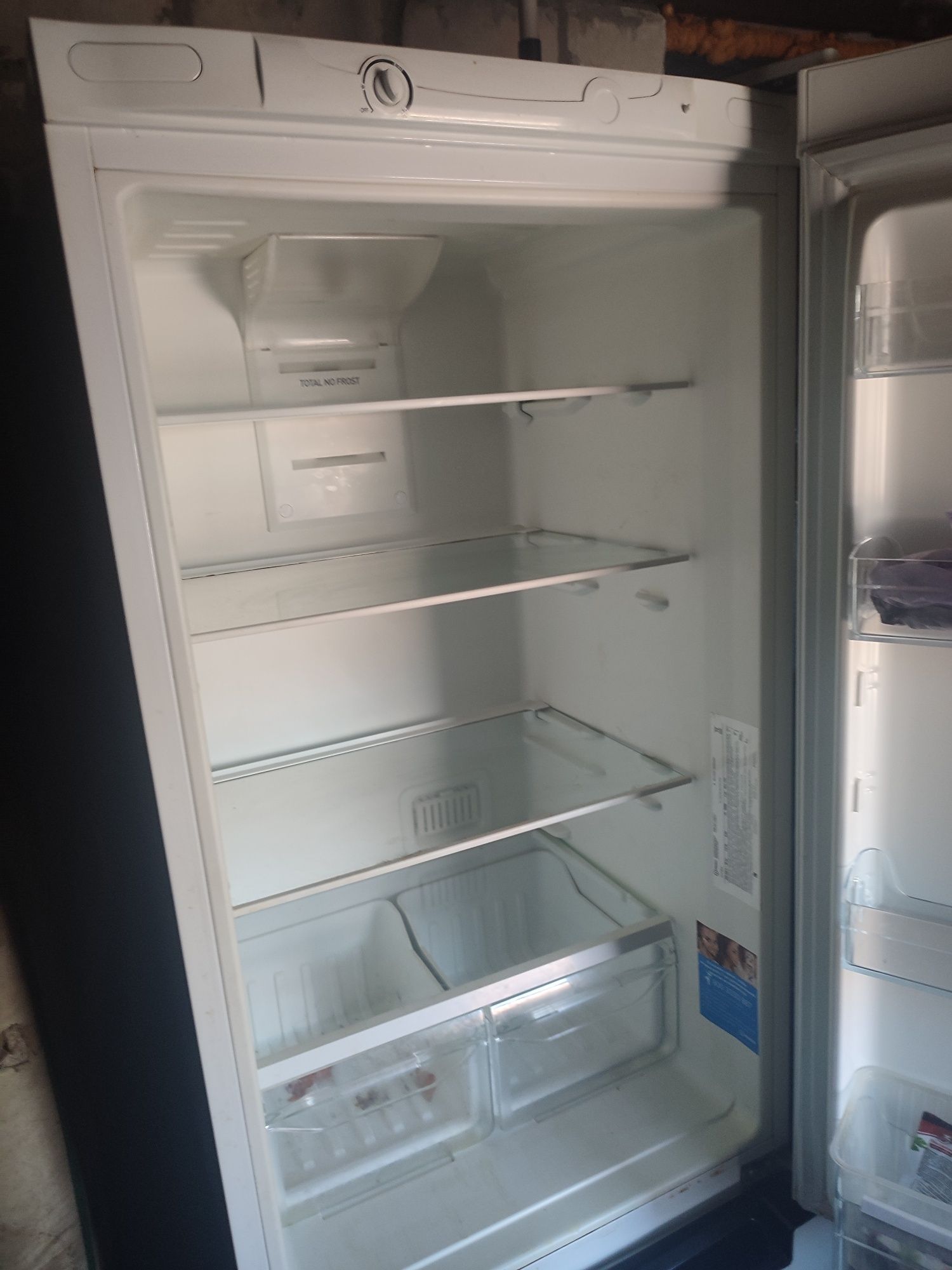 Продам холодильник  Индезит...пользовались пол года..утечка фриона