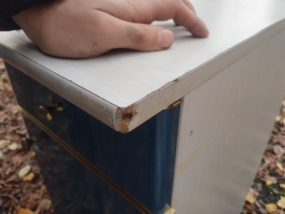 Продавам малко бюро