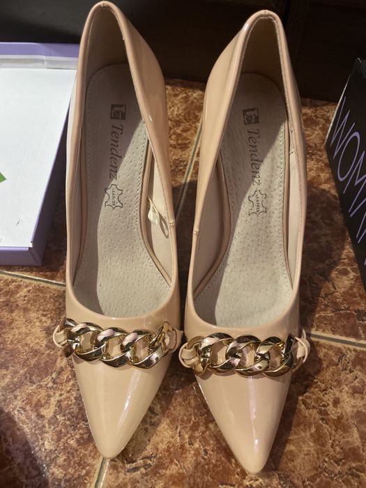 Обувки лачени на ток