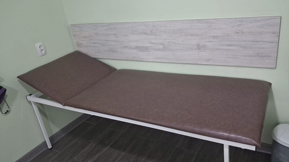 Кушетка с регулируемым подголовником