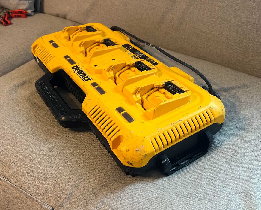 Incarcator DeWalt DCB104 rapid 4 porturi 12V 18V XR Li Ion 8A