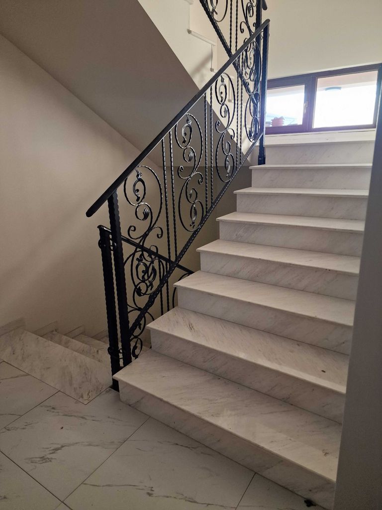 Дава се под наем Двустаен апартамент в Асеновград - 61 кв.м за 306 € - Снимка #2