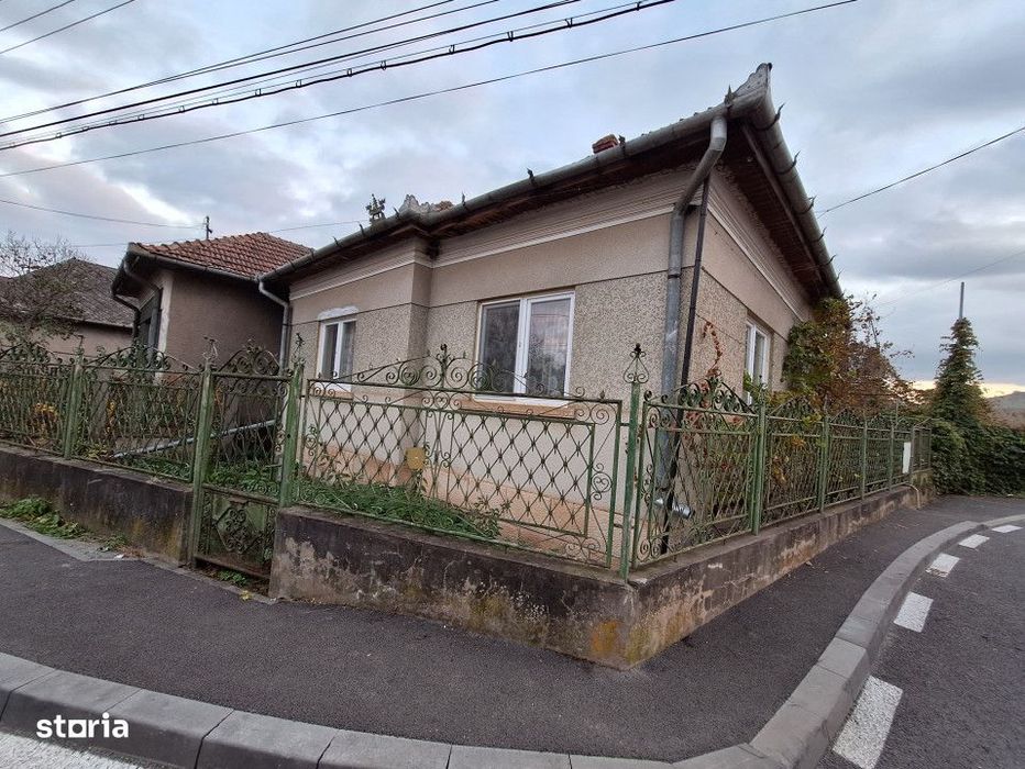 Casa individuala de vanzare cu livada si teren generos in Luna de Sus