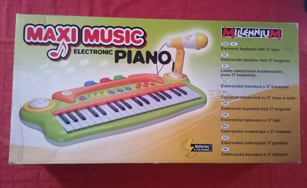 Claviatură electronică cu 37 clape.