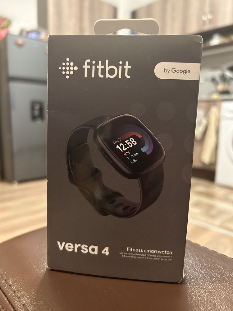 Смарт часовник FITBIT VERSA 4