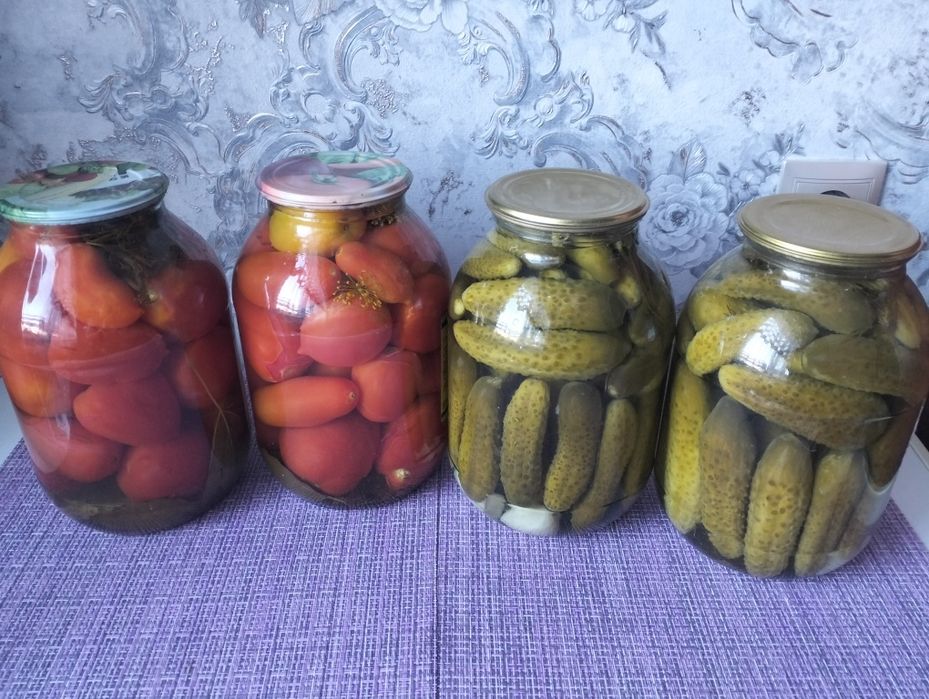 Маринованные огурцы, помидоры