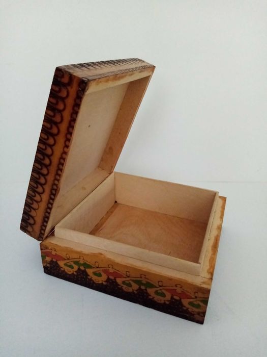 Ретро дървена кутия за бижута.