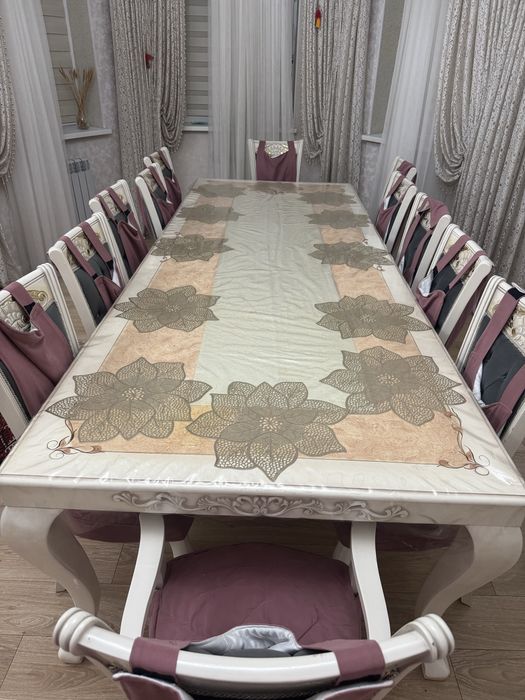 Кухонный стол на 12 человек