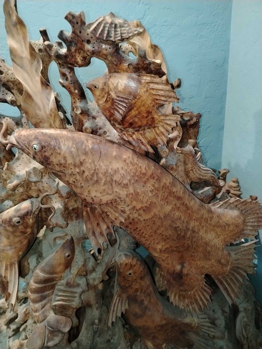 Резная скульптура из дерева