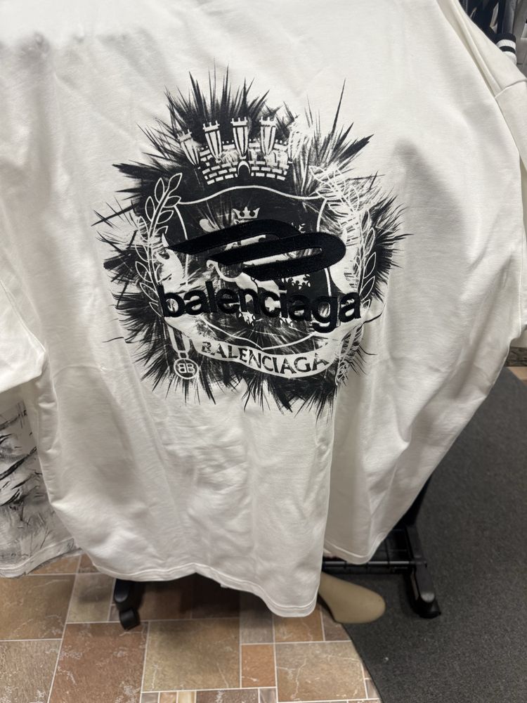 Продавам тениски на Balenciaga