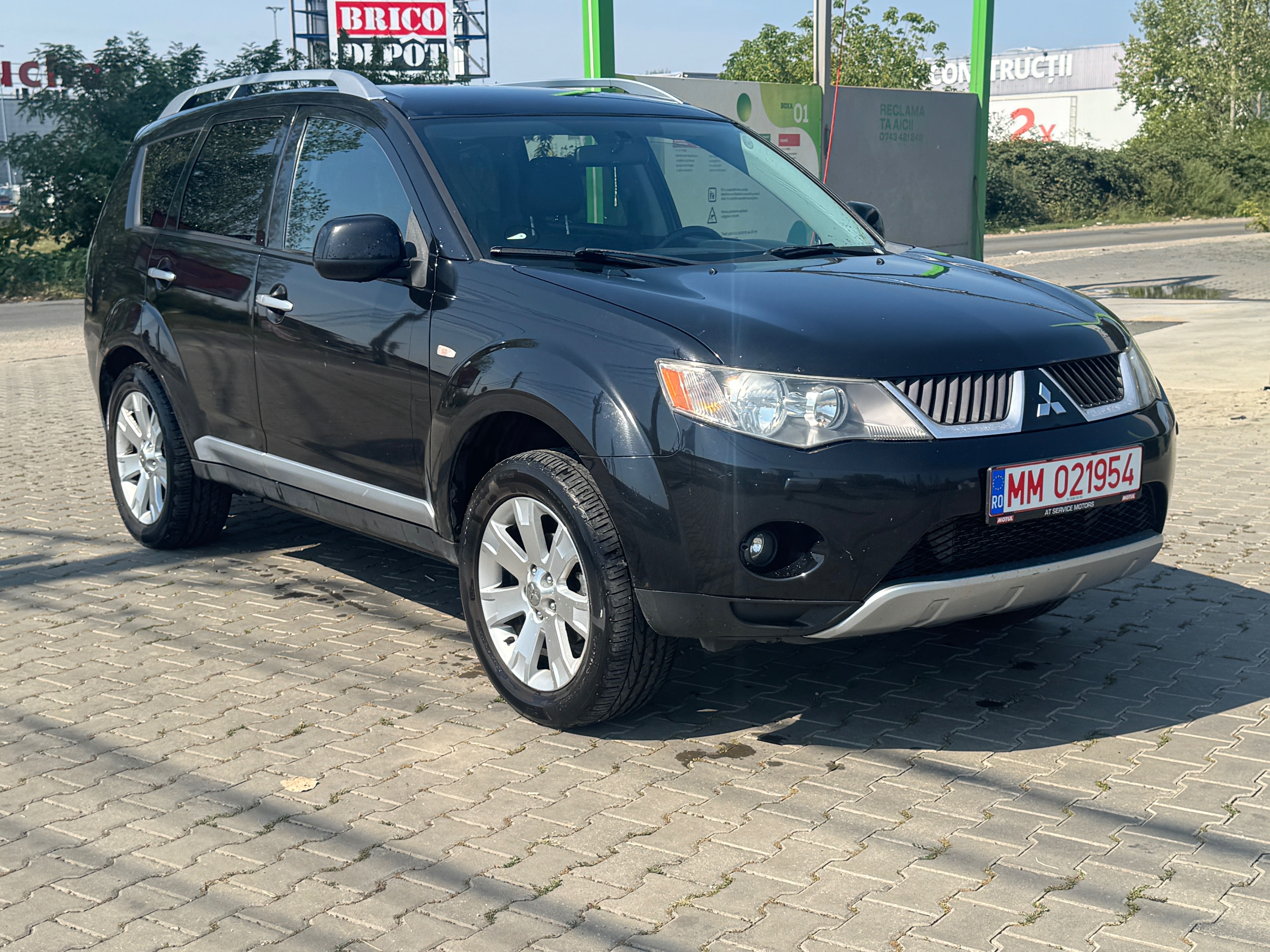Vând Mitsubishi Outlander