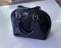 Лакированная дамская сумочка