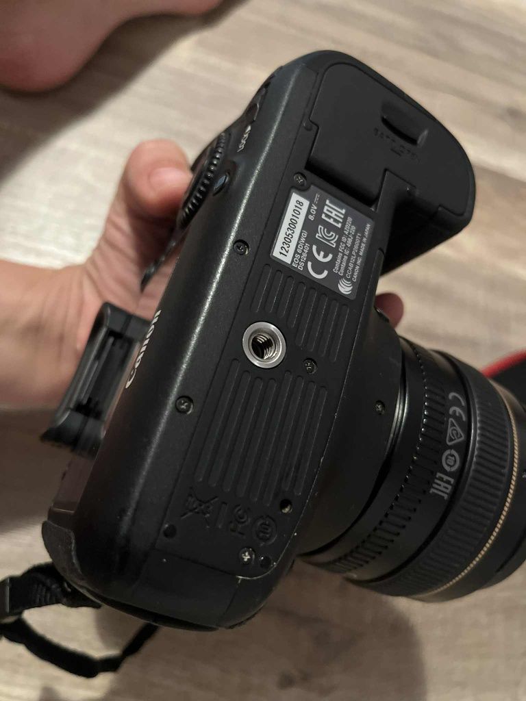Продавам  комплект фотоапарат CANON EOS 6D с два обектива