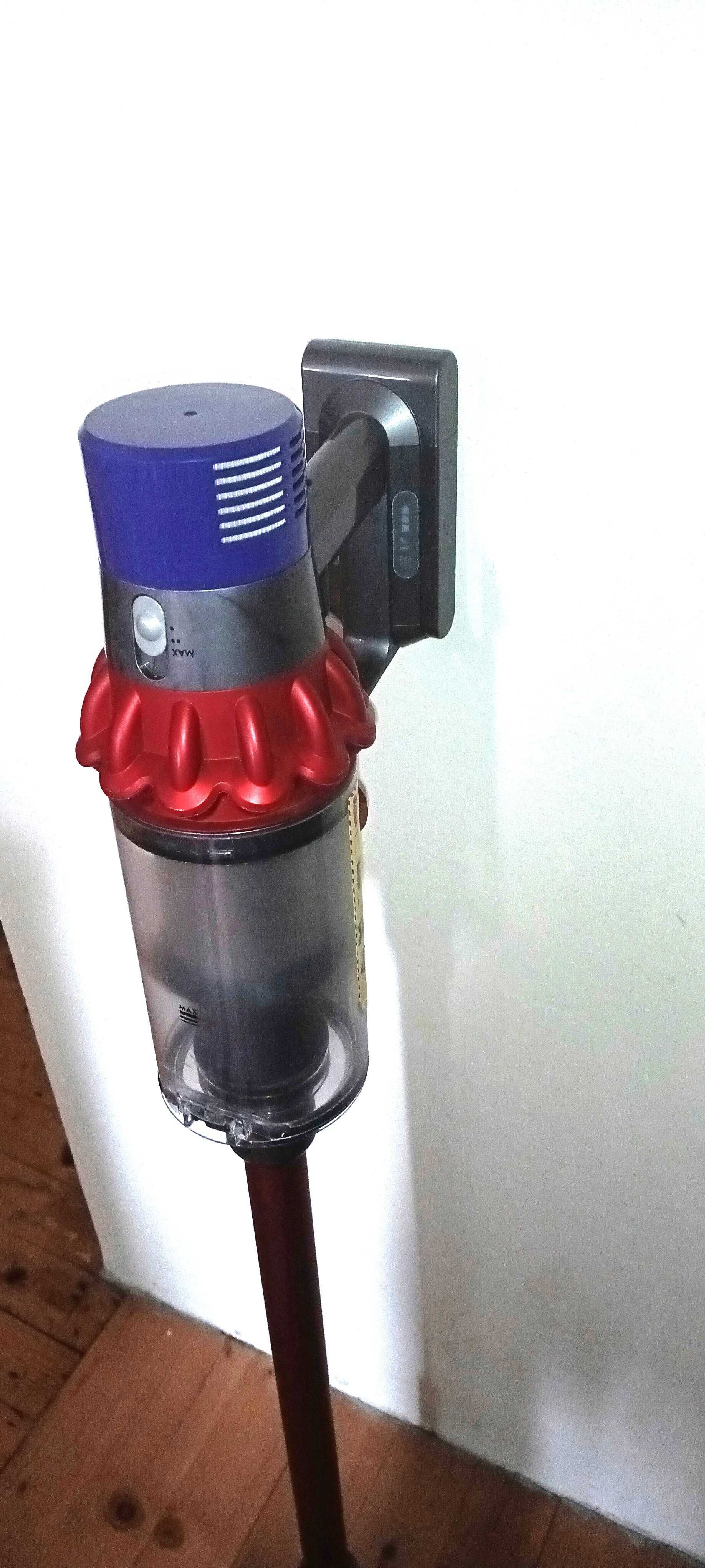 Продавам добра Dyson V10 прахосмукачка с отлична батерия и представки