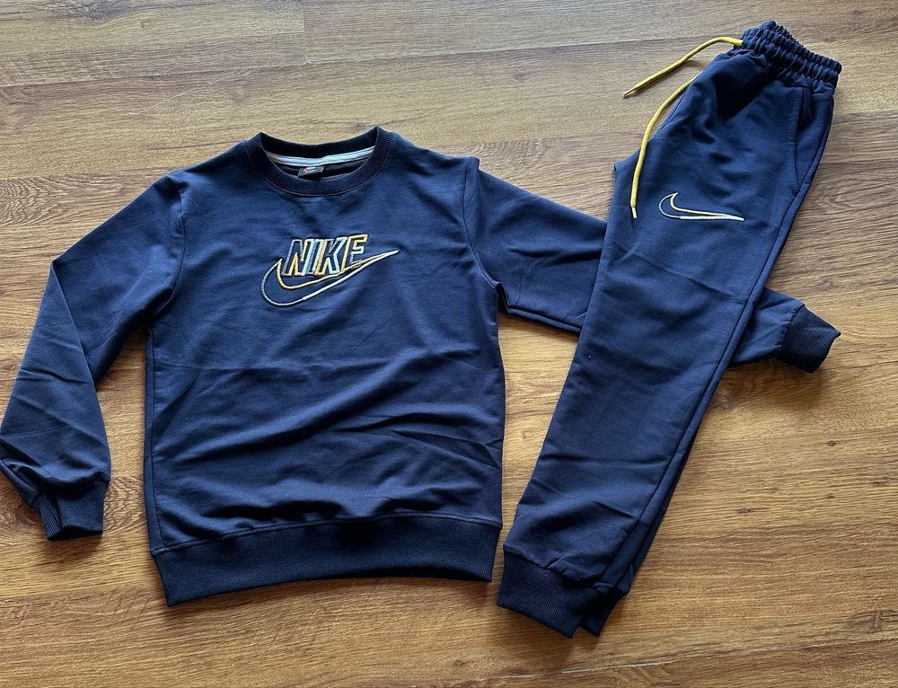 Детски,памучен,екип Nike в тъмно синьо с бродирано лого