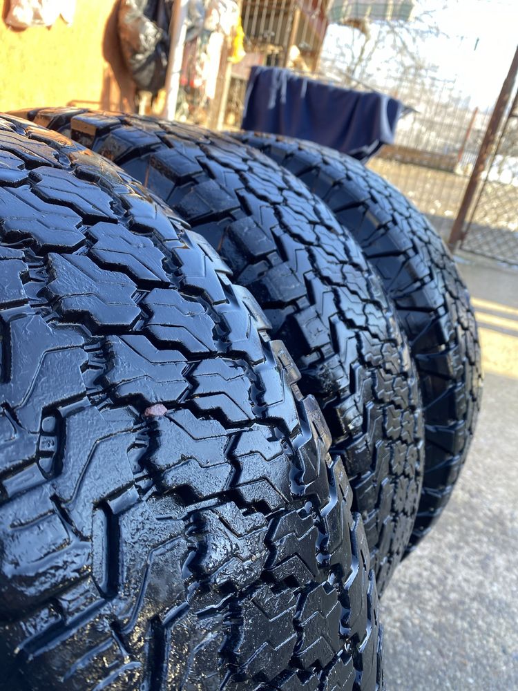 Vand anvelope offroad goodyear 235 75 r15 cu jante de tabla