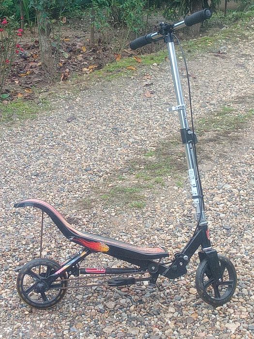 Vând space scooter