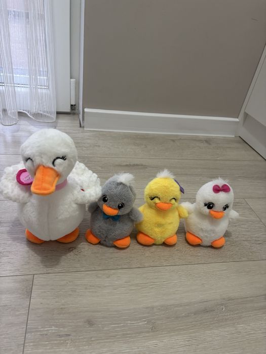 Мама патица с 3 патенца пееща