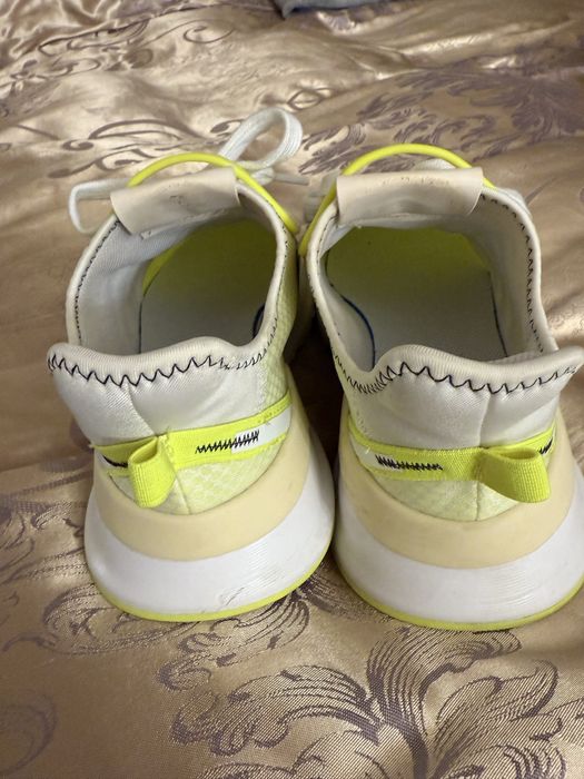 Pantofi sport marca Adidas