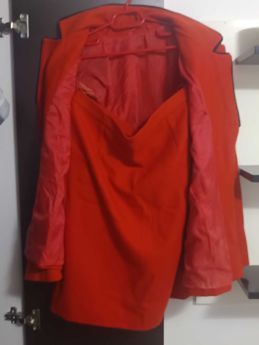 Costum de  dama  culoare in poza