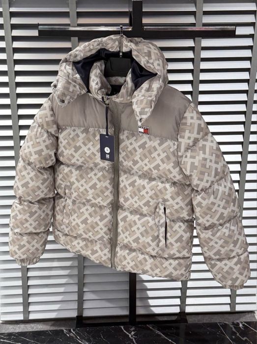 vand geaca tommy marimea s,noua cu etichete