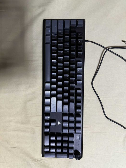 Геймърска механична клавиатура Corsair K70 Core RGB с гаранция