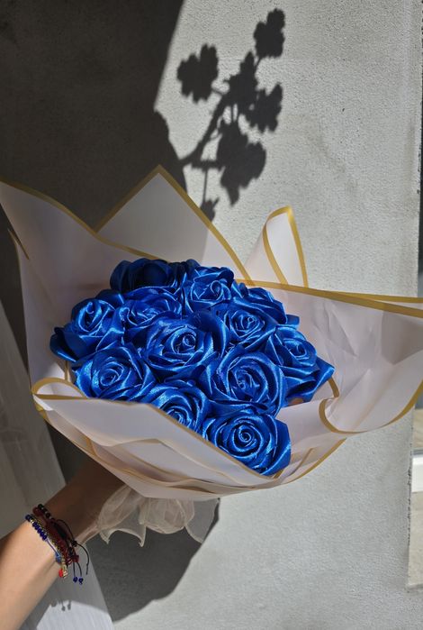 Vând buchet de trandafiri realizați din satin
