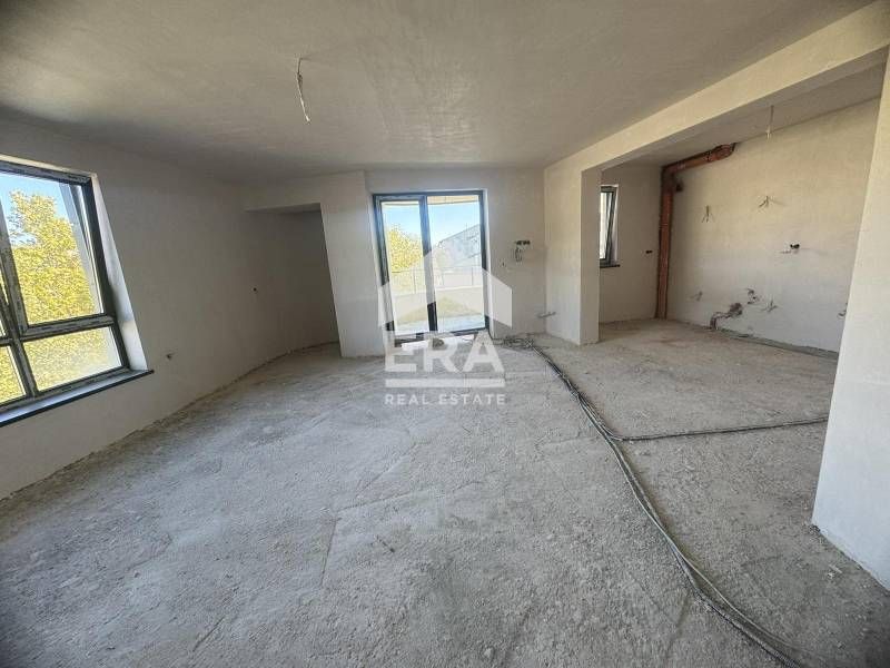 Просторни Тристайни апартаменти в Нова Луксозна Сграда