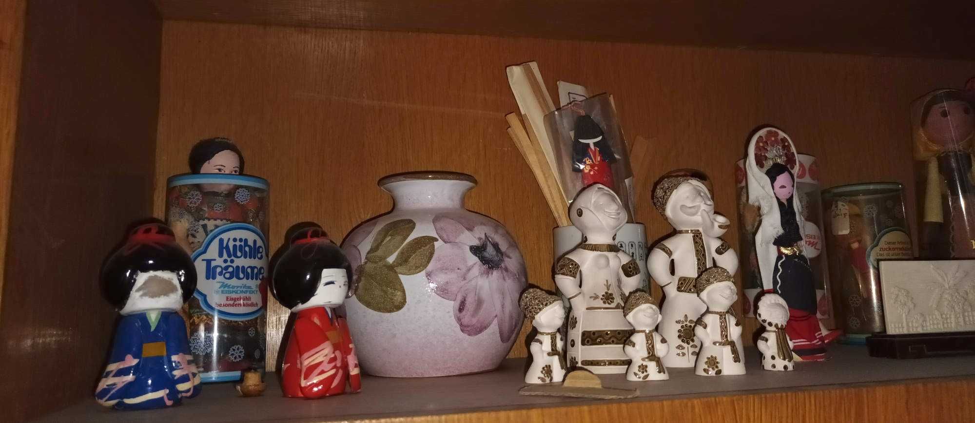 Кукли, закупени от чужбина и сувенири