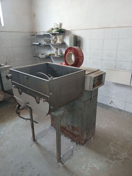 Калбаса ишлаб чикариш ускуналари  сотилади.