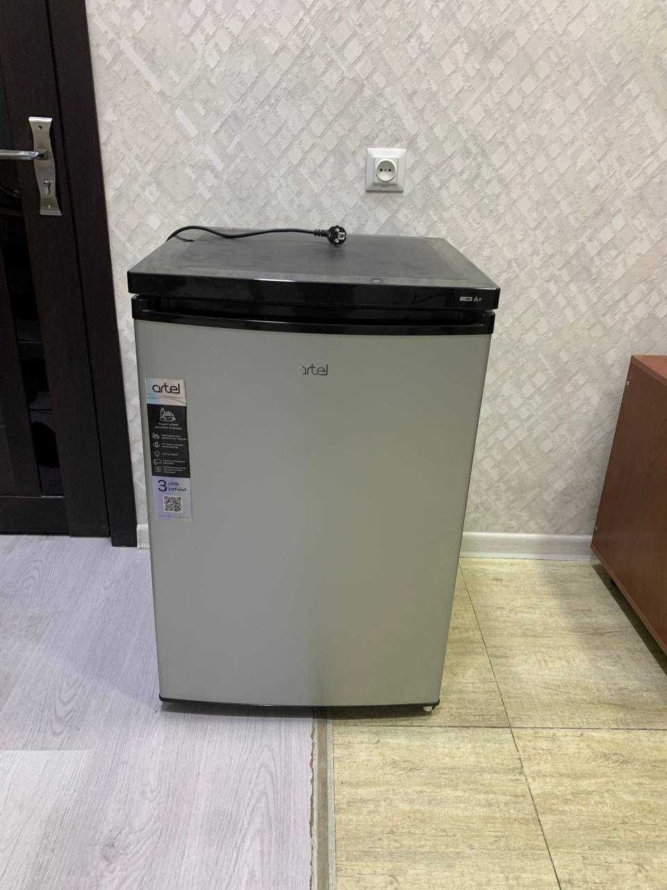 Office uchun tayyor jihozlar sotiladi. Divan 3 ta, xolodilnik, Javon