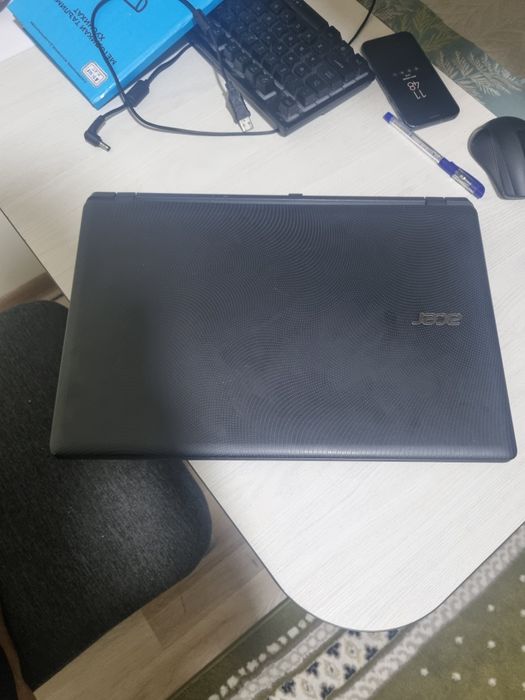 Noutbuk acer ishlashi zor chotki ishlaydi internetga zor ishlaydi