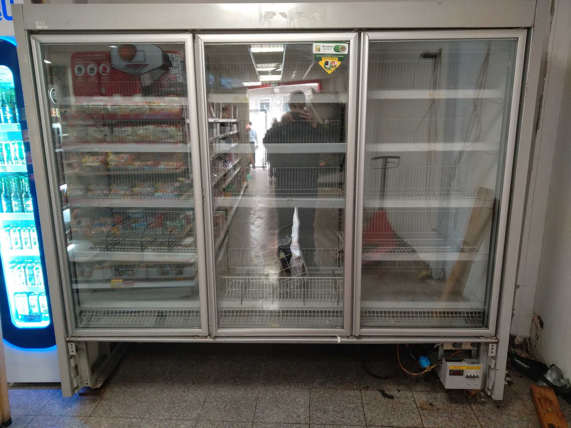 Минусова хладилна витрина вертикална 3 врати